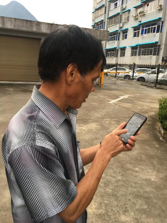 老叶在辨认疑似猫科动物脚印。