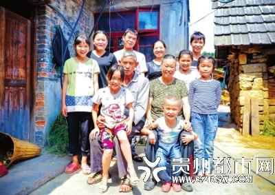 这是他们的第一张全家福。