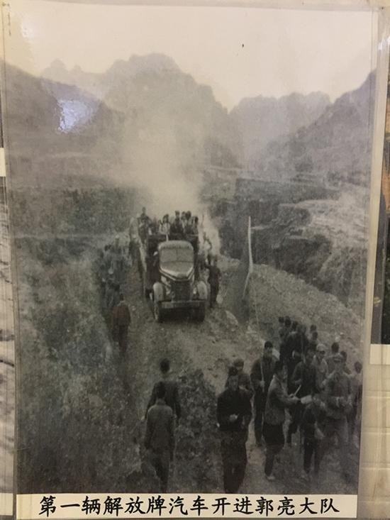 路打通后,汽车开进村。