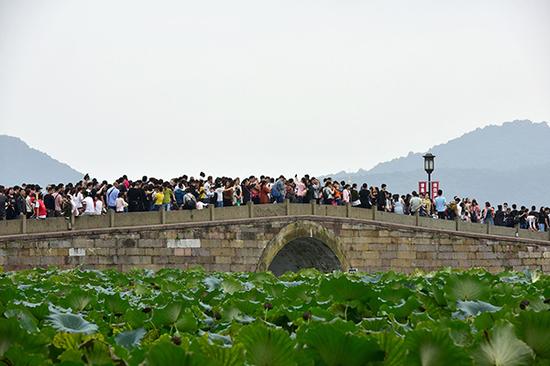2017年10月3日，西湖景区的游客。  视觉中国 图