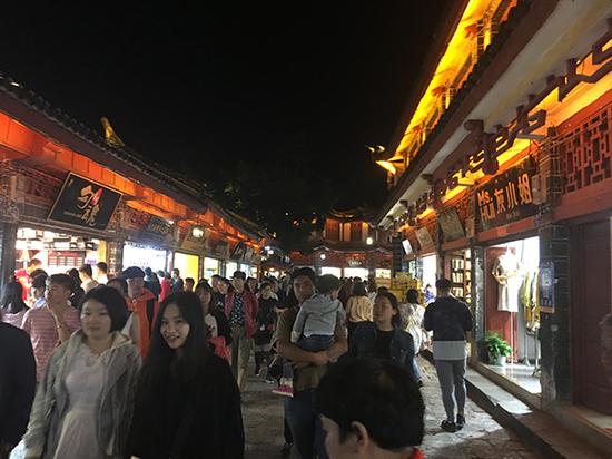 从东大街进出四方街口子,10月6日人头攒动,但观看纳西古乐的观众只有10多个。