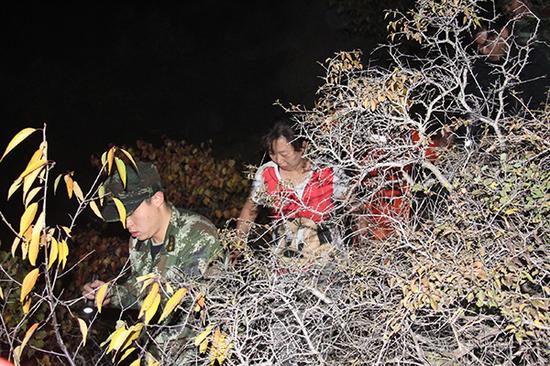 消防官兵引导被困者下山。