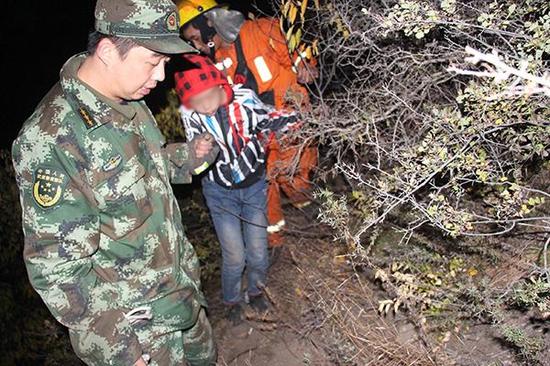 消防官兵引导被困者下山。本文图片均来自张家口市公安消防支队
