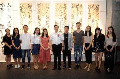 川大校长谢和平（中）与首届书法专业10名毕业生合影。