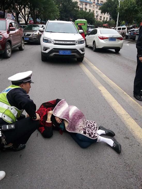饶晋豪单膝跪地,托住老人头部。