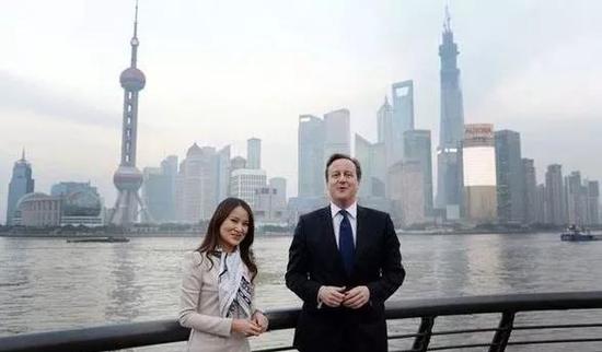 ▲卡梅伦到访上海外滩 (图片来源:BBC)