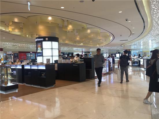 冷清的乐天免税品店图:新浪