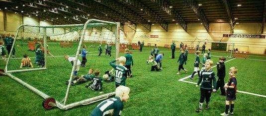 冰岛儿童参加足球训练。