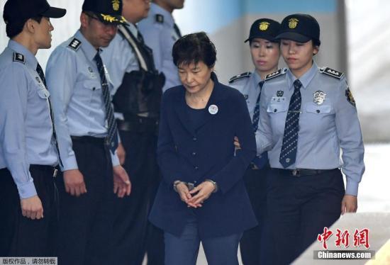 资料图：2017年5月25日，韩国首尔，韩国前总统朴槿惠被押送至首尔中央地方法院，接受第二次公审。