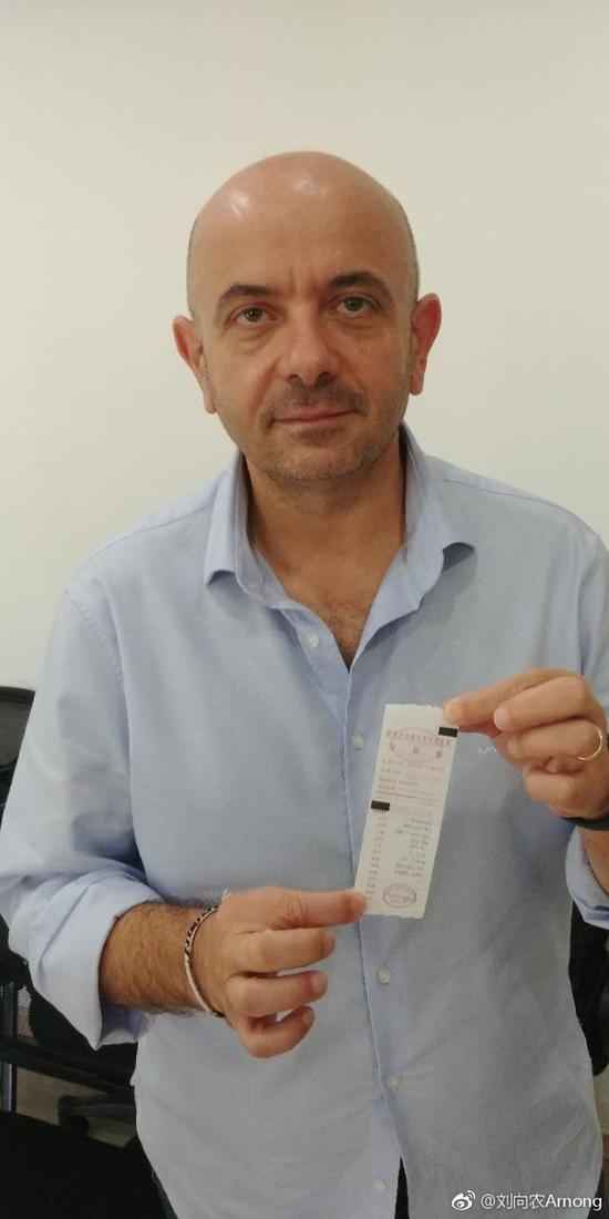 老外乘网约车被宰 半小时收485元还索要小费|