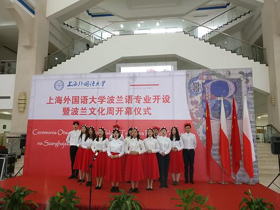 10月11日,上外波兰语专业开设仪式在松江校区举行,首批13位新生在演唱歌曲。 澎湃新闻记者 周航 图