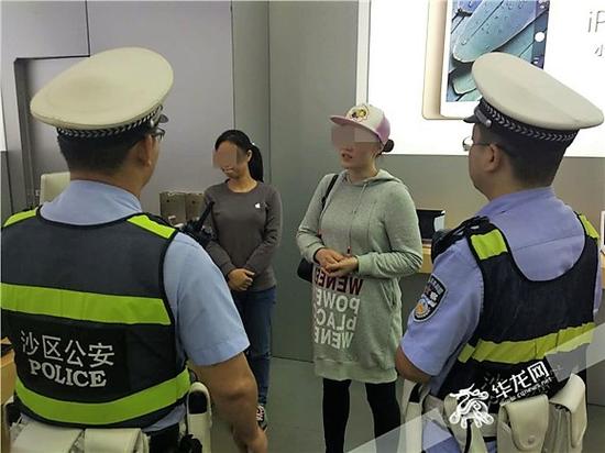 报警人鞠女士向民警介绍事情经过。记者 张勇 摄