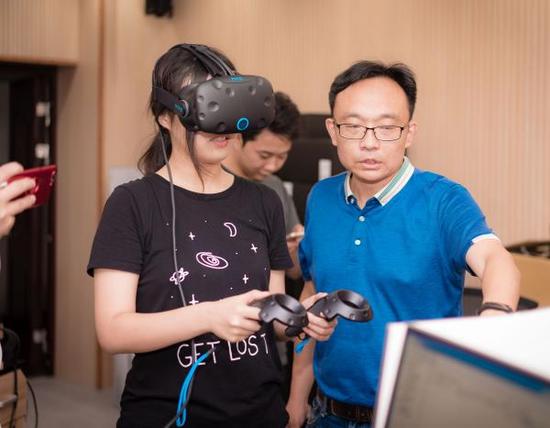 2014级环境工程专业的本科生,首次体验了虚拟现实教学与实训。