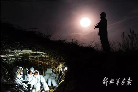 《最是冬夜战友情》 摄影/李三红