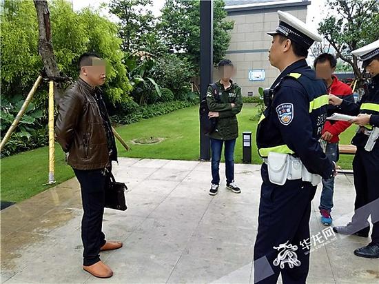 民警对双方的冲突进行调解,小胡(中)自始至终都没有什么话。记者 张勇 摄