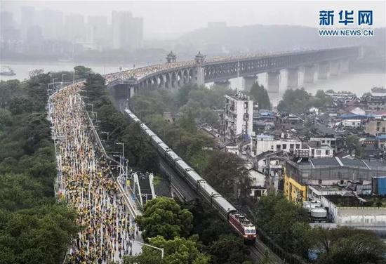 2017年第二届武汉国际马拉松参赛选手从武汉长江大桥上跑过