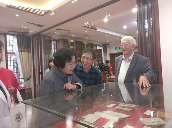 陈毅小女儿丛军正在观看父亲藏品。本文图片均来自 澎湃新闻记者 周航 摄