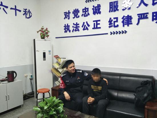 因考虑到路途较远，当晚安排男孩跟民警一起在宿舍过夜。
