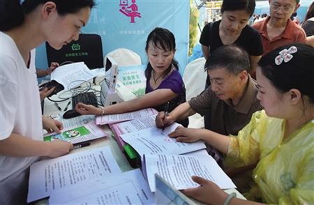 九龙坡区杨家坪，市民正在签订家庭医生协议书。 首席记者 钟志兵 摄