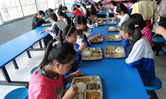 学生在食堂就餐 资料图