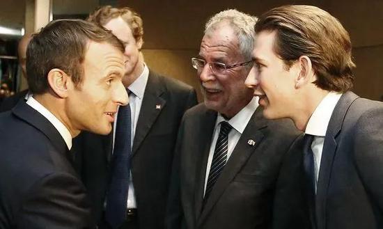  法国总统马克龙（左一）与库尔茨（右一）