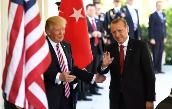 美国与土耳其，曾经北约的两个盟友最近却闹得不可开交。