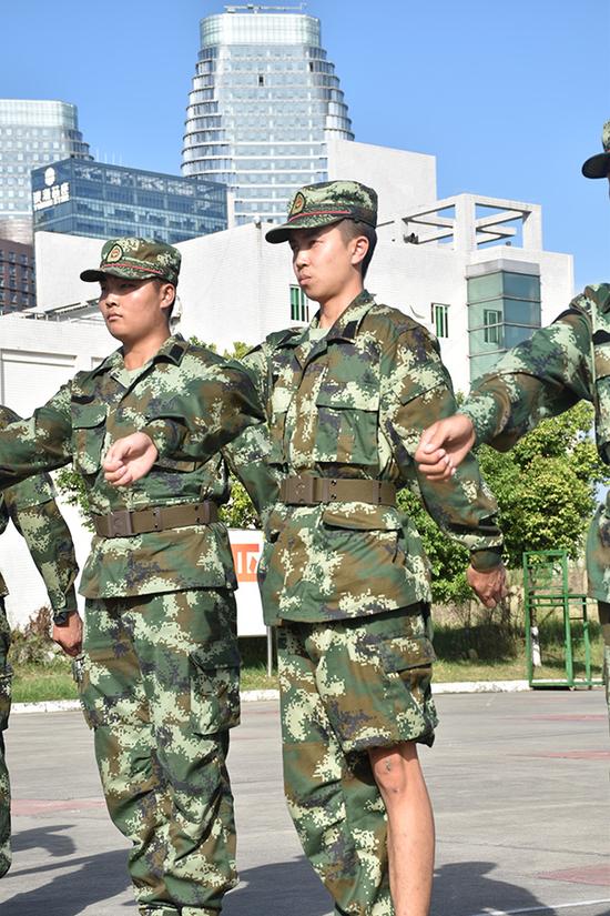 孔文(左二)膝盖不慎摔伤后仍坚持参加队列训练