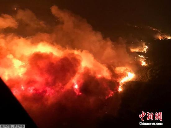 从空中航拍的美国加州山火现场。