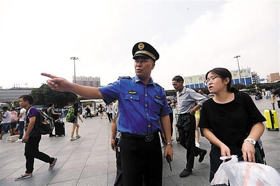 换新装的广州城管执法队员在为市民服务