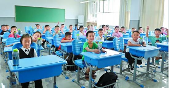刚开学的孩子们在教室里上课。北京日报 图