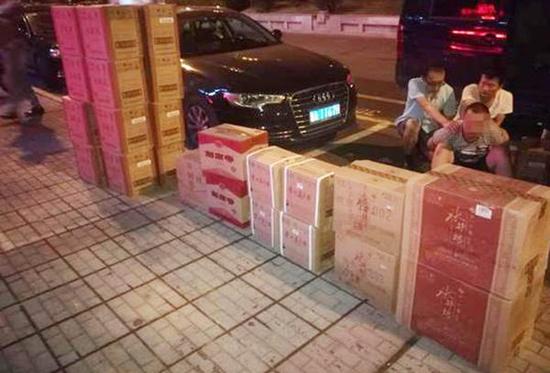 株洲警方查获的品牌假酒和抓获的犯罪嫌疑人。法制晚报 图