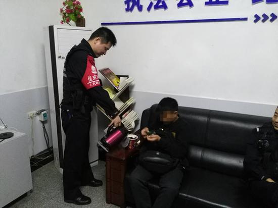民警给雨夜离家出走被困火车站的男孩泡泡面充饥。