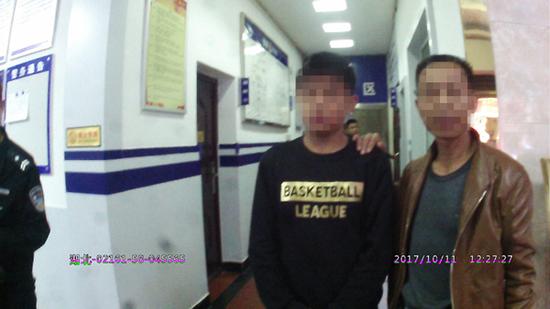 男孩的舅舅于10月11日中午赶到派出所带回了男孩。
