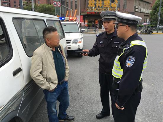 失格驾驶员违法上路被民警查处。上海公安交警供图