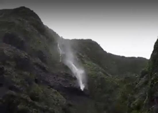 台风“卡努”来袭 瀑布被吹倒流