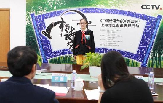 10月14日,《中国诗词大会》(第三季)上海地区参会选手面试选拔现场。 谈乐达 图