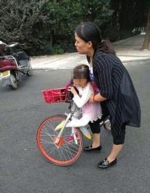 10日下午,潇湘大道爱民路口,孩子左脚不慎卡入单车前轮。 警方供图
