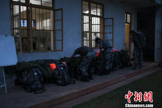 官兵正在装载物资。 徐伟文 摄