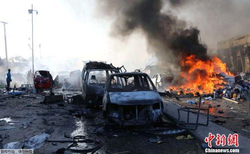当地时间15日,索马里首都摩加迪沙一个繁忙的街道遭遇爆炸袭击,造成附近地区建筑物倒塌,数十辆汽车被毁,死亡人数不断攀升。