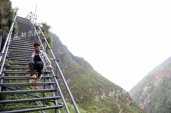 悬挂在海拔千米之上的钢梯 凉山悬崖村的蝶变