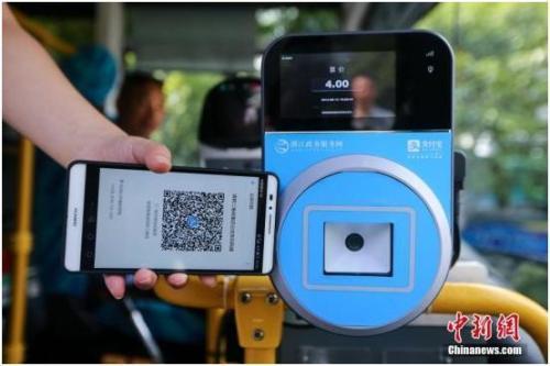 2016年8月16日，杭州民众搭公交没带公交卡和零钱，可刷支付宝乘坐。中新社发 许康平 摄