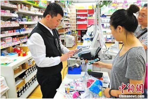 2017年7月3日，在东京著名繁华街区涩谷的一家商店内，顾客尝试用来自中国企业的“扫码支付”付款。 中新社记者 吕少威 摄