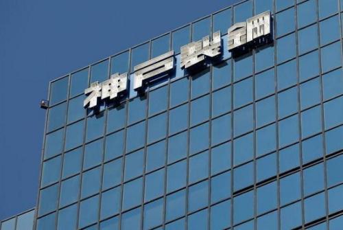 资料图:神户制钢所总部大楼上的企业标志(图片来源:路透社)