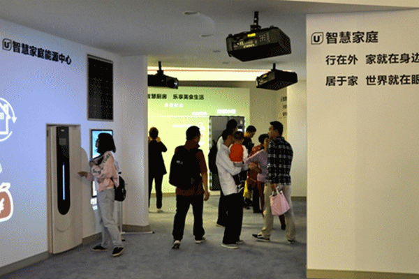 “智慧生涯”专题区内观众络绎不停(李政葳/摄)