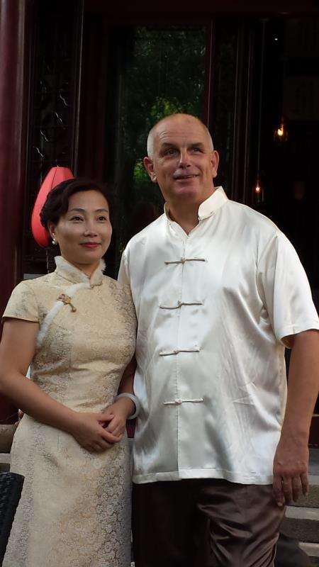 安大陆与妻子合影。(照片由安大陆提供)