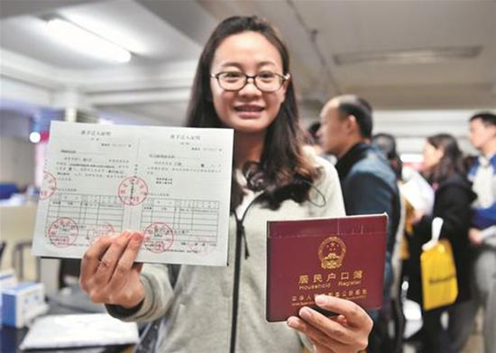 王艳拿到准迁证,高兴不已。楚天都市报 图