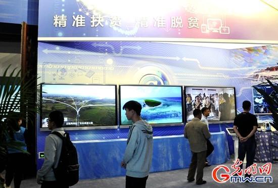“砥砺奋进的五年”大型成就展特色体验展区“网络扶贫”专题区(李政葳/摄)