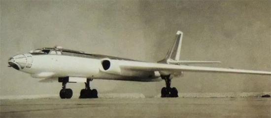 1965年5月14日,就是这架轰6甲轰炸机承担了中国第一次空投原子弹的重任。