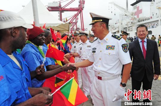 在刚果（布）黑角港码头，“和谐使命-2017”任务指挥所领导在中国驻刚果（布）大使夏煌陪同下，与前来送行的刚民众握手告别。　江山 摄