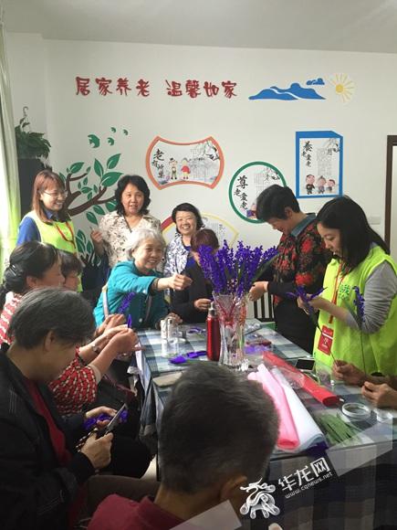 在凤天路社区养老服务站,社工们教老人编织薰衣草。 凤天路社区供图 华龙网发